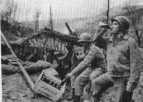 Soldados americanos a beber Coca-Cola num dos vários teatros de guerra.