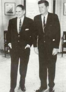 Entrevista entre o presidente John F. Kennedy e o Gen. Douglas MacArthur na Casa Branca.