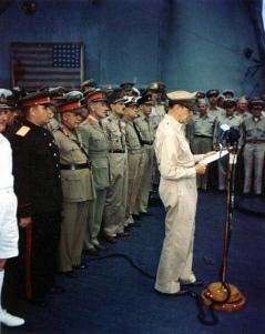 General MacArthur discursa na cerimónia formal de rendição japonesa a bordo do 'Missouri'.