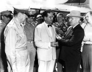 General MacArthur e presidente Truman encontram-se para discutir a recente invasão da Coreia do Sul por parte da Coreia do Norte.