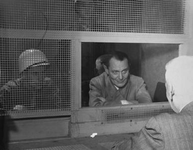 Hermann Goering a falar com o seu advogado.