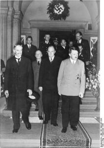 Chamberlain e Hitler no decorrer do Pacto de Munique.