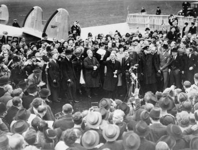 Primeiro Ministro Neville Chamberlain mostrando o documento assinado pelos participantes do Pacto de Munique.