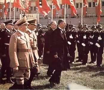 Chegada de Neville Chamberlain, primeiro ministro britânico, a Munique, passando revista a uma guarda de honra das SS, acompanhado pelo ministro alemão dos Negócios Estrangeiros Ribbentrop.