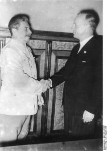 José Estaline e o ministro dos negócios estrangeiros nazi Ribbentrop, cumprimentando-se durante uma reunião sobre a divisão da Polónia.