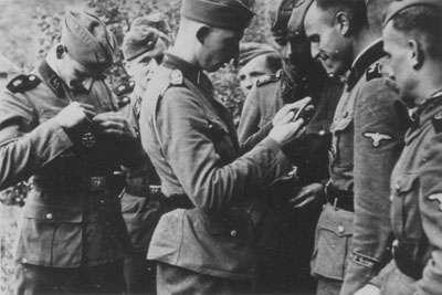 Soldados da 'Leibstandarte Adolf Hitler' num dia de condecorações.