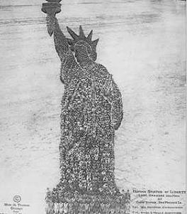 Estátua da Liberdade humana composta por 18.000 oficiais e homens de Camp Dodge.