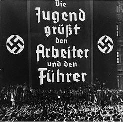 Comício da Juventude Nazi. O cartaz diz: 'A Juventude Nazi apoia o trabalhador e o Fuhrer'.