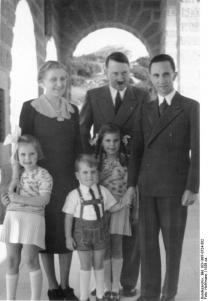 Retrato da família Goebbels e Adolf Hitler.