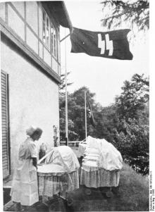 Enfermeira a cuidar de um bebé numa casa 'Lebensborn'.