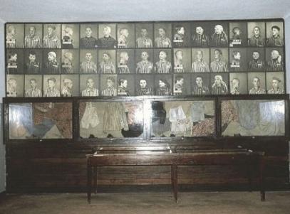 Sala do museu de Auschwitz com fotografias e peças de prisioneiros do campo do espólio.