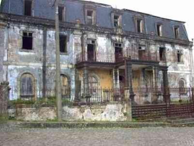 Frontaria da casa de Aristides de Sousa Mendes parcialmente destruída.