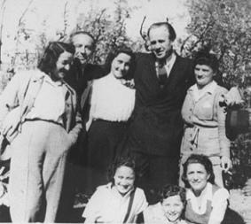Schindler (segundo a contar da direita) com um grupo da 'Schindlerjuden'.