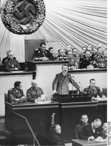 Hitler a discursar no Reichstag.