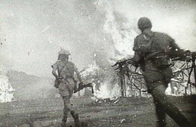 Australianos a destruirem a aldeia de Mindello para prevenir que os japoneses a usassem como base.