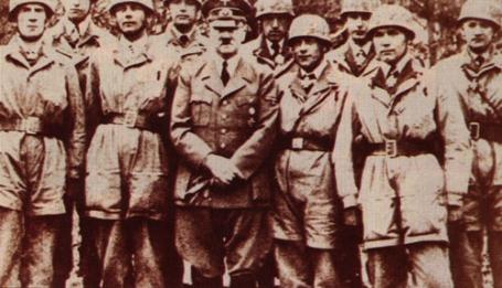 Hitler depois de ter condecorado os pára-quedistas que participaram no assalto à fortaleza de Eben Emael.