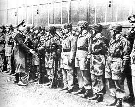 General alemão felicita os soldados responsáveis pela captura da fortaleza.