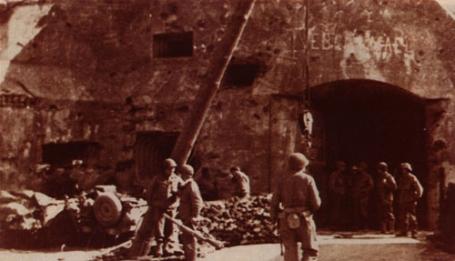 Soldados norte-americanos após a captura da fortaleza de Eben Emael.