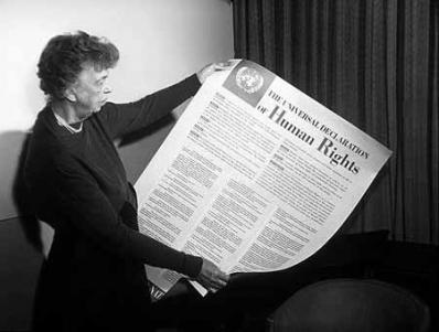 Eleanor Roosevelt admira a Declaração Universal dos Direitos Humanos das Nações Unidas.