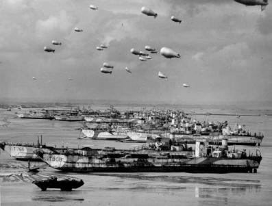 Lanchas britânicas em linha na costa da Normândia, cada uma com um balão barragem.