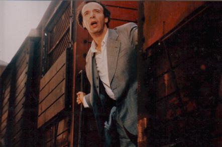 Roberto Benigni representando em A Vida é Bela.