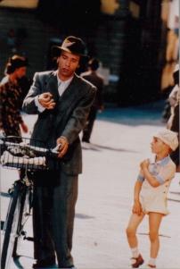 Guido (Roberto Benigni) e o seu filho em A Vida é Bela.