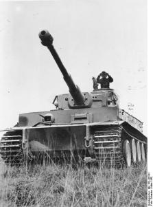 Tanque Tiger I com o comandante na torre.
