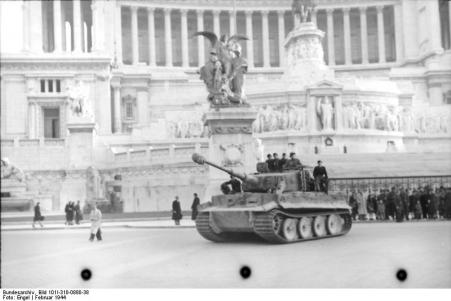Tanque Tiger I em frente do Monumento a Vittorio Emanuele II em Roma.