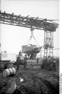 Reparação de um tanque Tiger I usando um Strabokrans.