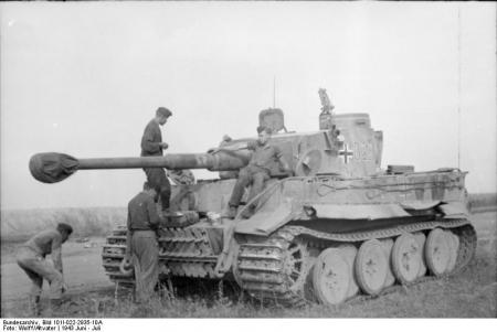Soldados num tanque Tiger I durante a Operação Cidadela.