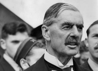 Primeiro-ministro britânico Sir Neville Chamberlain, no seu regresso das conversações com Hitler na Alemanha relativamente aos termos do Pacto de Munique.