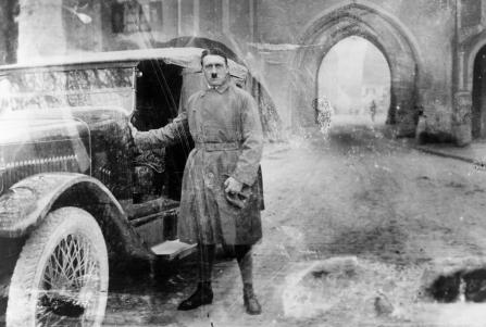 Adolf Hitler com 35 anos, após a sua libertação da prisão Landsberg.