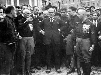 Benito Mussolini, o centro, as mãos nas ancas, com os membros do Partido Fascista após a Marcha sobre Roma.