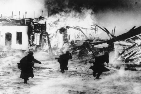 Soldados alemães movimentam-se através de uma aldeia norueguesa a arder durante a invasão alemã.