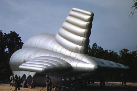 Corpo de Fuzileiros Navais dos EUA, prendendo um grande balão barragem.