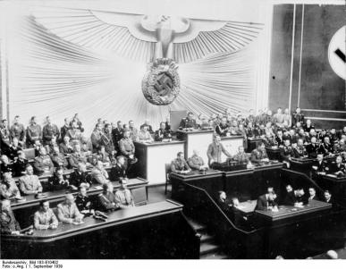 Adolf Hitler discursando no Reichstag anunciando a invasão da Polónia.