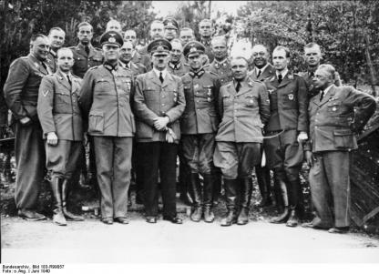 Adolf Hitler com a sua equipa que inclui Keitel, Jodl, Bormann e outros na Toca do Lobo.