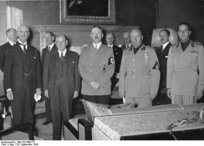 Fotografia de  Chamberlain, Daladier, Hitler, Mussolini e Ciano antes da assinatura do Pacto de Munique.