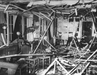 Sala de reuniões para pontos da situação destruída após tentativa de assassinato contra Hitler.
