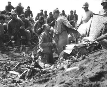 Missa Católica no topo do Monte Suribachi em Iwo Jima, para marines americanos.