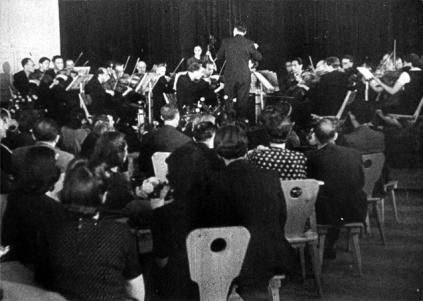 Cena de um concerto no gueto retirada de um filme de propaganda.