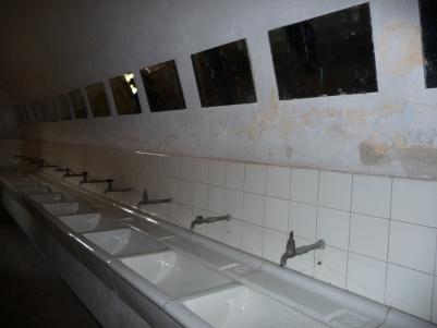 Lavatórios dos balneários no Pequeno Forte especialmente criados para a visita da Cruz Vermelha a Theresienstadt.