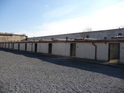 Células individuais vistas num dos páteos do Pequeno Forte de Theresienstadt.