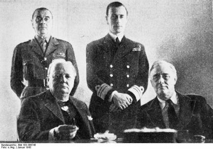 Conferência de Casablanca com a participação de Roosevelt e Churchill.