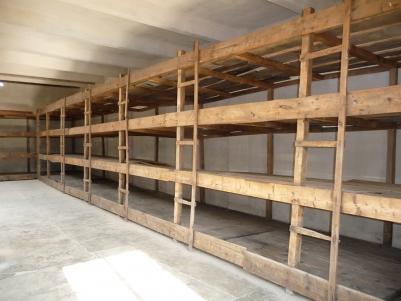 Celas Comunitárias no interior das muralhas das fortificações num pátio do Pequeno Forte em Theresienstadt.