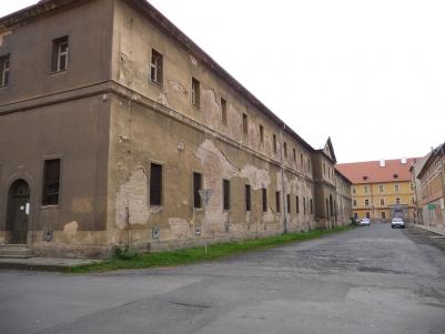 Vista para prédio no interior da Fortaleza Principal de Theresienstadt.