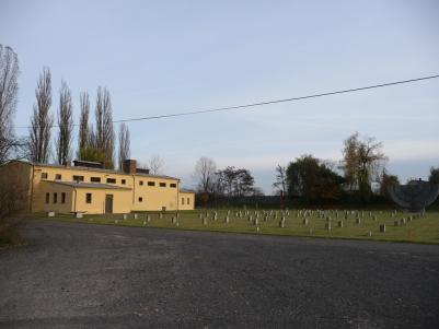 Menorah no cemitério judeu Theresienstadt com o crematório no lado esquerdo.