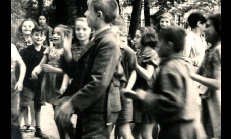 Fotografia de crianças judias em Theresienstadt tirada pela Cruz Vermelha durante a visita a 23 de Junho de 1943