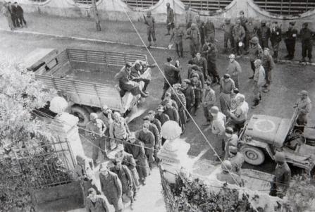 Soldados fascistas italianos capturados pelos brasileiros aguardam para serem interrogados.