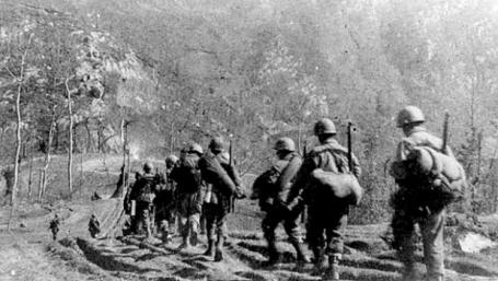 Patrulha de militares do 1º Regimento de Infantaria da FEB avança em direção a Monte Castello.